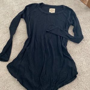 size M black long sleeve shirt curved hemmed bottom flattering